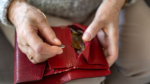 Кабинетът решава дали да отпусне великденски надбавки за над 1 600 000 пенсионери