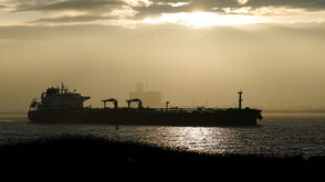 Военноморските сили на САЩ ескортираха петролен танкер през Ормузкия проток