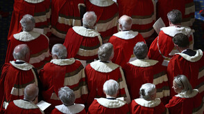 Лондон слага край на вековната традиция за наследствени лордове в парламента