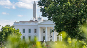 Микробус се вряза в бариера до Белия дом, районът беше блокиран