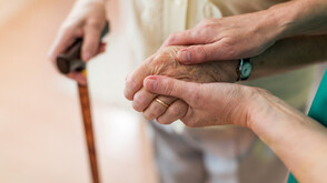 Близки на хора, настанени в дом за възрастни, протестират срещу отнемането на лиценза му