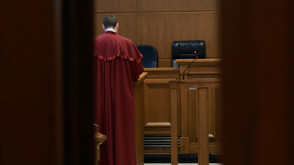 Оставиха в ареста мъжа, обвинен, че е прегазил с кола няколко пъти бившата си съпруга в Старозагорско