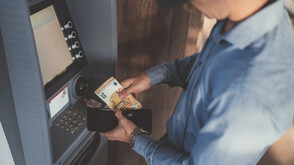 Кабинетът увеличава заплатите в БДЖ, НКЖИ, пощите и градския транспорт