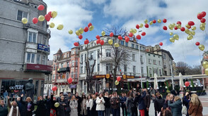 Над 100 балона полетяха в небето над Варна по случай годишнината от създаването на Драматичния театър (СНИМКИ)
