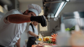 Главният готвач на един от най-известните ресторанти в света подаде оставка след обвинения в малтретиране