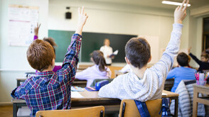 Започва изплащането на втория транш от помощите за учениците