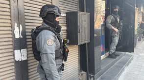 Задържаха осем лица за участие в организирана престъпна група, сред тях са и бивши полицаи (ВИДЕО+СНИМКИ)