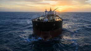 Танкер, плаващ под гръцки флаг, е бил ударен край руското пристанище Новоросийск