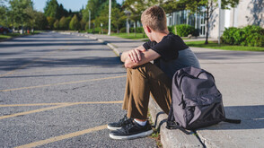 Частно училище в София изгони двама шестокласници след спор за такси