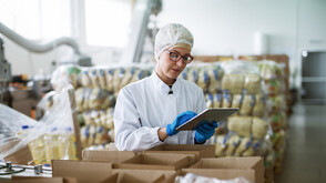 Тонове храна с неясен произход: Разследват хладилен склад в Хасково