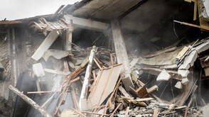 Две сгради рухнаха в Истанбул след експлозия