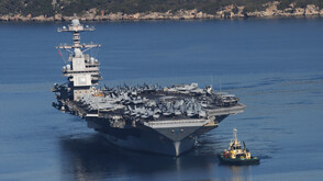 Самолетоносачът "Джералд Форд" акостира във военноморската база "Суда" на о. Крит