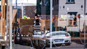 Кола с българска регистрация се вряза в заведение в Атина