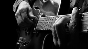 Почина чичото на Анджелина Джоли – легендарният композитор Чип Тейлър