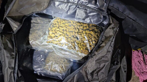 Полицията откри сакове с марихуана в блок в Бургас