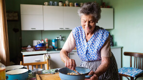 Проучване: Готвенето у дома намалява риска от деменция с до 30%