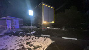 Пиян шофьор на камион помете ограда на предприятие в Каспичан (СНИМКИ)