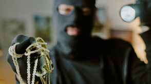 Арестуваха 23-годишен българин след серия обири в Гърция