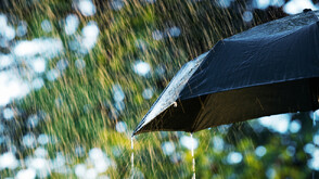 Жълт код за значителни валежи в половин България в петък