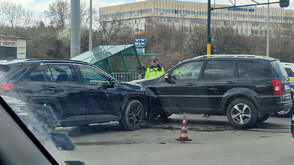 Жена е в болница след катастрофа в София (СНИМКИ)