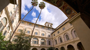 Скрит манастирски двор в сърцето на Рим пази бурното си минало, изписано по стените (СНИМКИ)