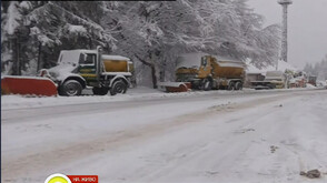Сняг на Петрохан - пет машини почистват и опесъчават пътя