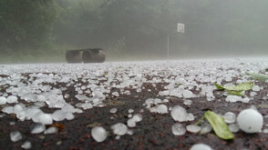 Градушка с размерите на орех падна в Крумовград (ВИДЕО)