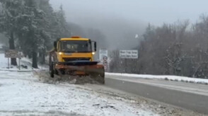 Сняг на прохода "Шипка", пътното платно се почиства и опесъчава