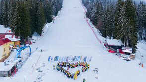 Жива верига: Деца „нарисуваха” родопско сърце в Пампорово (СНИМКИ)