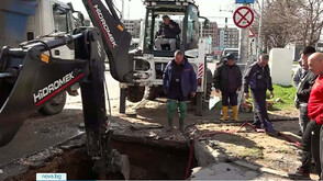 При ВиК авария: Кола потъна в огромна дупка в Пловдив