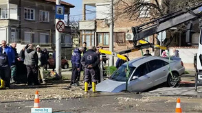 Кола пропадна в огромна дупка в Пловдив (ВИДЕО)