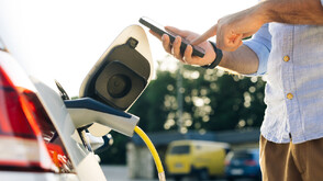 Ток или гориво: Как високите цени променят начина, по който се придвижваме