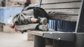 Задържаха двама мъже, пребили и запалили краката на бездомник в Ахтопол