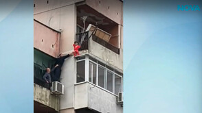 Малко дете увисна от тераса на осмия етаж в Ямбол (ВИДЕО)