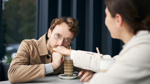 Целуването на ръка без разрешение вече е сексуално посегателство в Испания