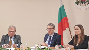 Бизнесът и министри обсъдиха възможности за ограничаване на негативните ефекти от високите цени на тока