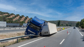 Обърнат тир блокира двете платна на „Хемус“ (ВИДЕО+СНИМКА)