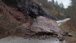 Няколко свлачища затрудняват движението по пътя Асеновград - Смолян (СНИМКИ)