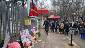 Протестно бдение пред болницата в Добрич след смъртта на 4-годишно дете (СНИМКИ)