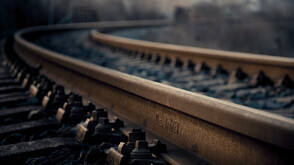 Заради паднала земна маса пътнически влак в Старозагорско дерайлира