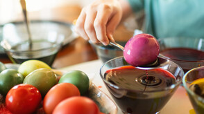 "Живей красиво": Как лесно и ефектно да боядисаме яйцата за Великден