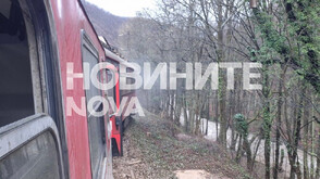 Пътнически влак дерайлира в Старозагорско (СНИМКИ)