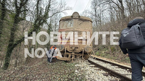 Пътнически влак дерайлира в Старозагорско (СНИМКИ)