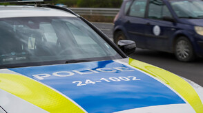 Бус помете патрулки на паркинга на районното в Горна Оряховица