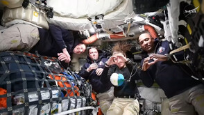 На път към Луната: Екипът на Artemis II получил сигнал за "предполагаем теч в кабината"