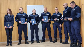 Наградиха полицаите, спасили дете от падане от осми етаж в Ямбол