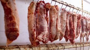 Разкриха 10 тона месо в незаконна кланица в Дебелец