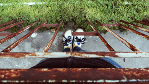 Полицаи съблякоха униформите си, за да спасят мъж, опитал да се самоубие