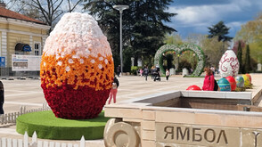 Най-големите великденски яйца в България украсиха центъра на Ямбол (СНИМКИ)