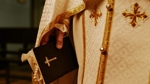 Вековна традиция: В Гърция седмици наред майстори изработват църковни одежди (ВИДЕО)